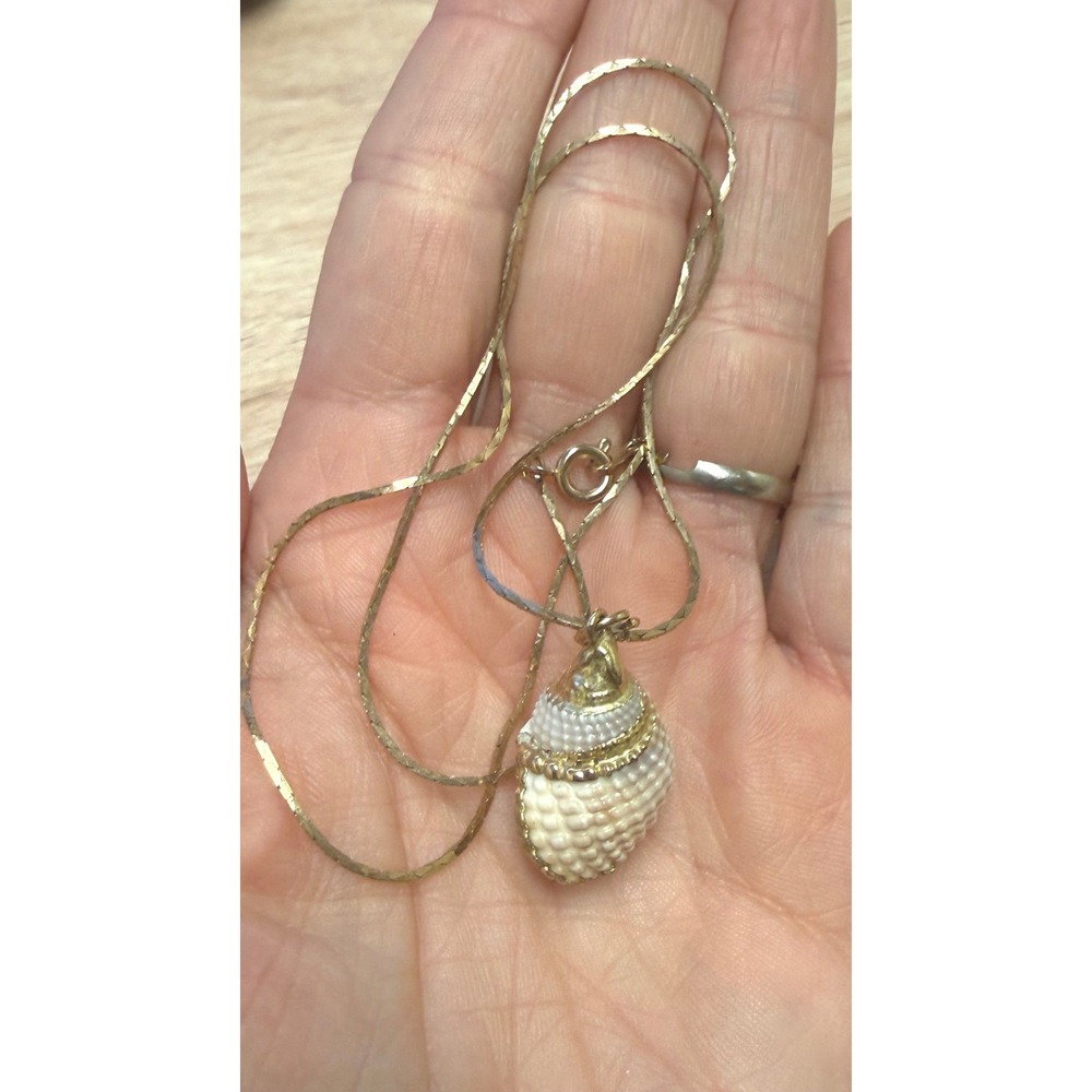Vintage Gold Tone Natural Conch Shell Pendant Necklace Nautical‎ Beachy Jewelry